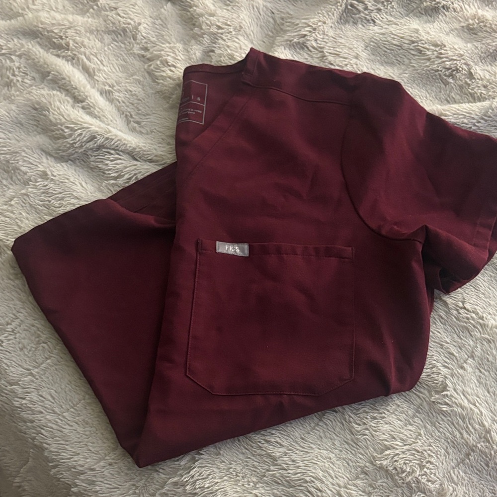 Burgundy figs Scrub Top - small